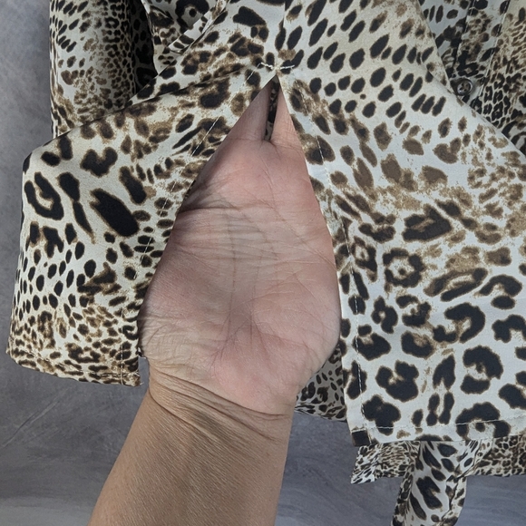 Chico's Size 1 (US Size 8-10) Leopard Print Button Down Blouse Soft Polyester - Picture 5 of 10